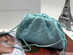 Женская кожаная сумка Bottega Veneta Pouch голубая